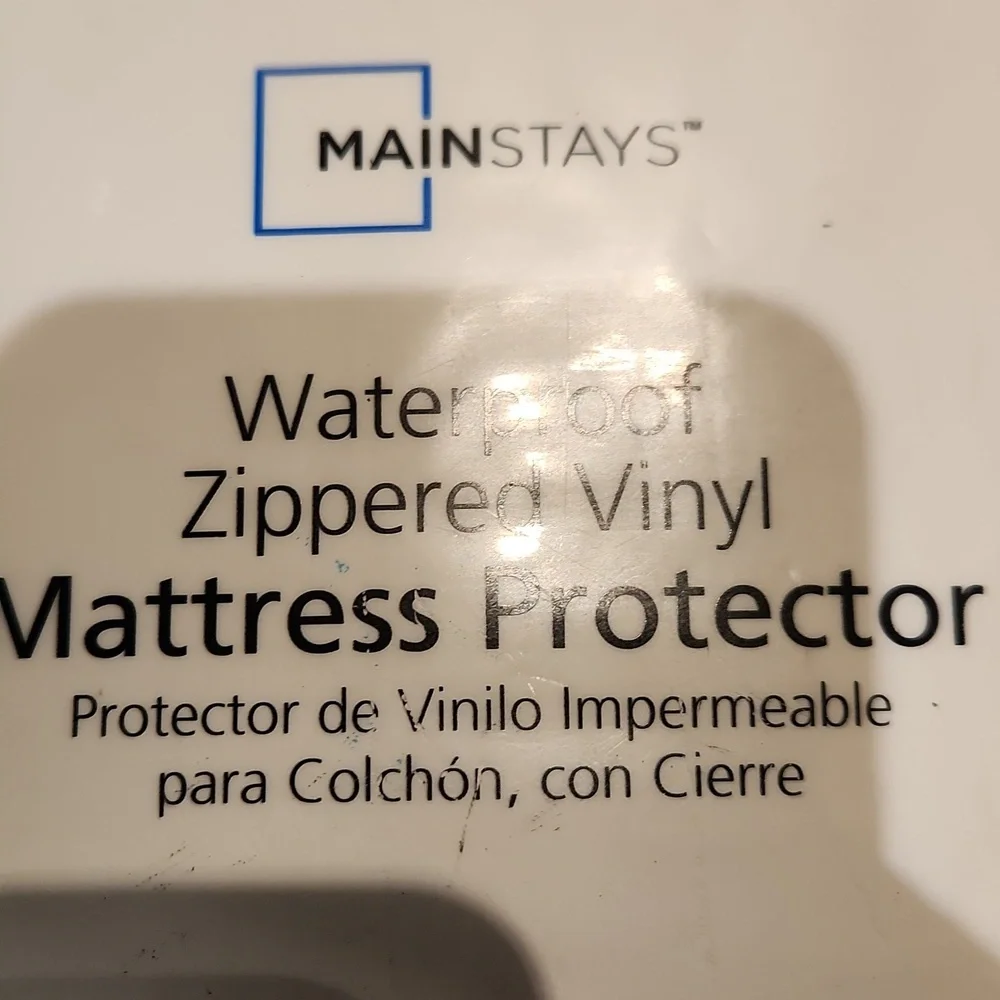 NWT Mainstays Queen Waterproof Zippered Vinyl Mattress Protector